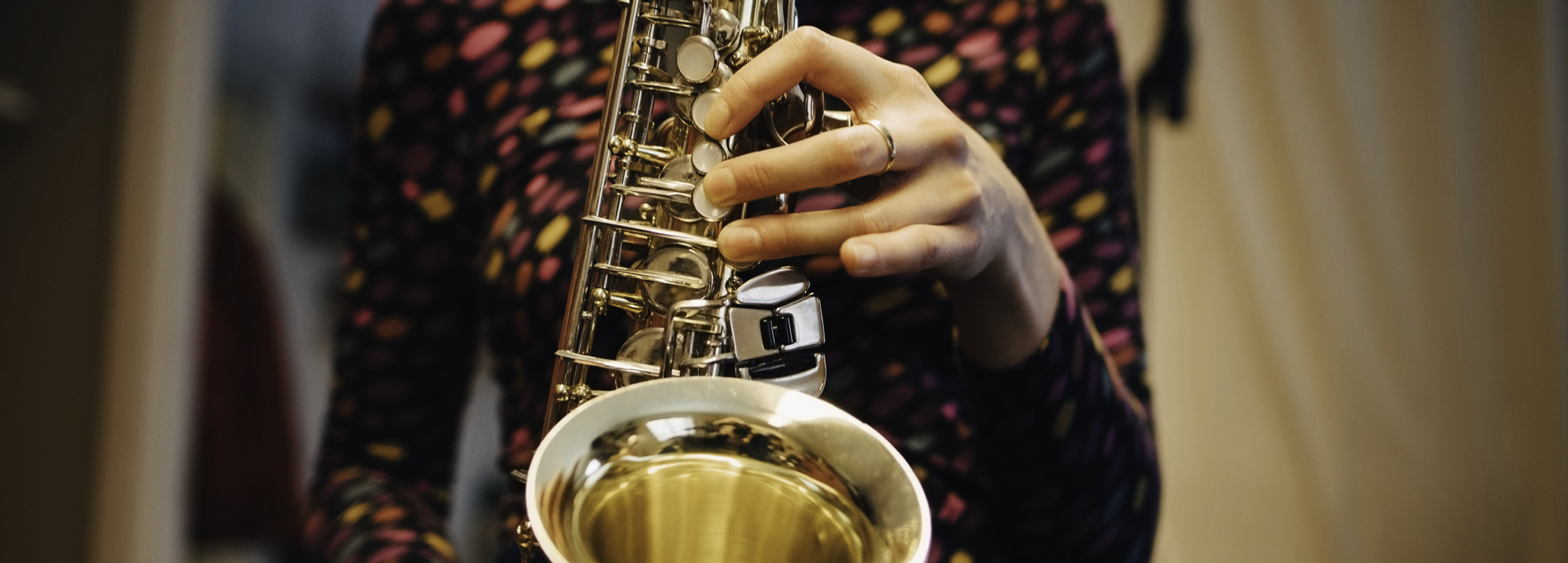 En person spelar saxofon